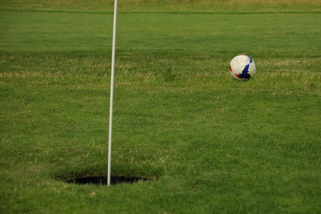 ein modernes, einfaches Gentleman-Ballspiel auf dem Golfplatz namens Footgolf