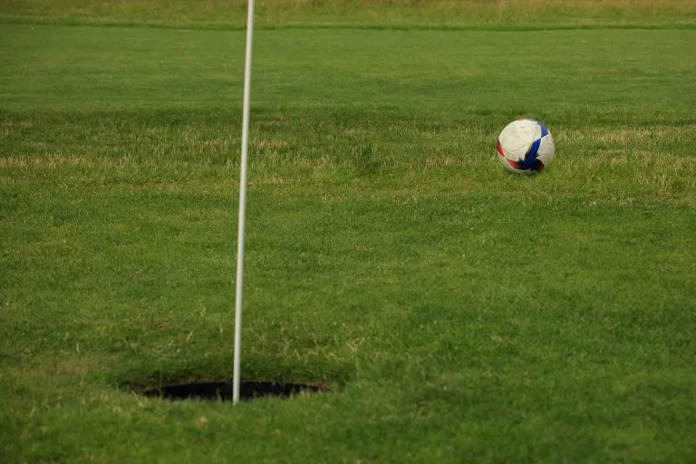 ein modernes, einfaches Gentleman-Ballspiel auf dem Golfplatz namens Footgolf