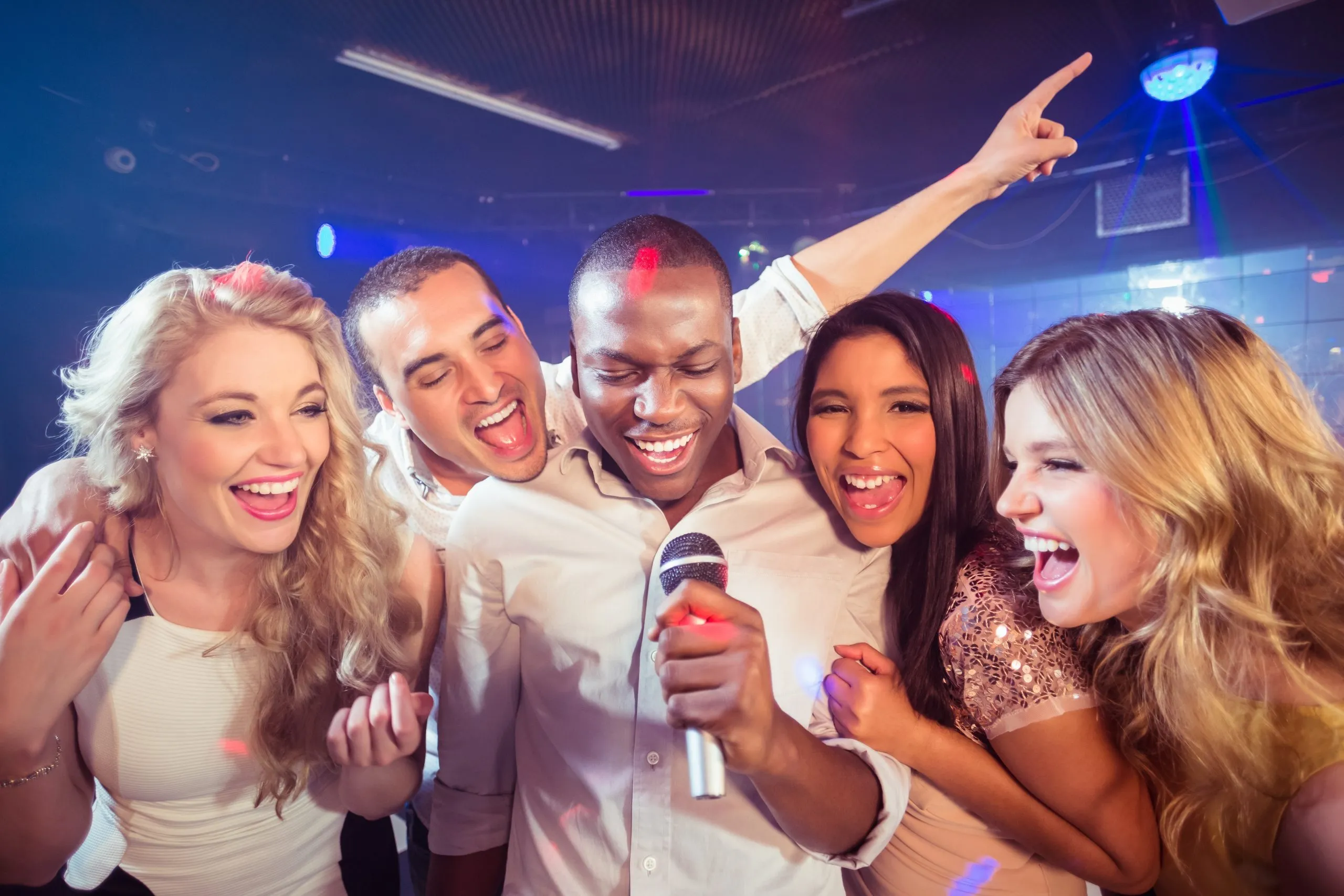 Amici felici che cantano al karaoke