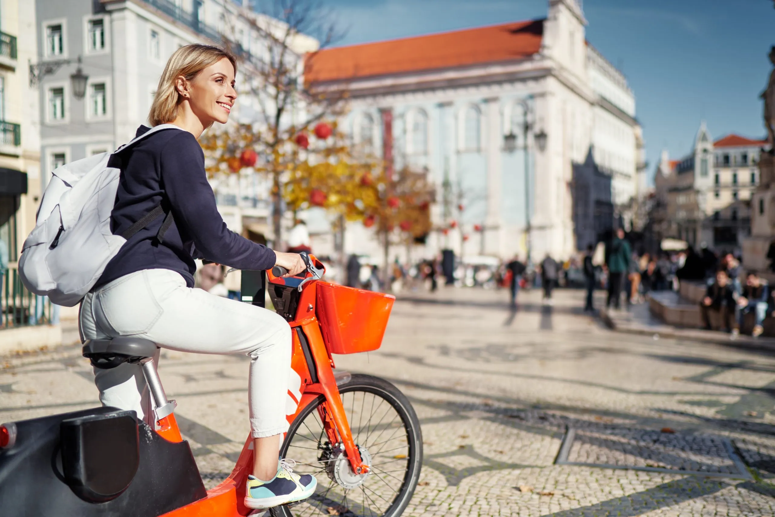 Ciclismo e turismo. Giovane donna in bicicletta a Lisbona, Portogallo.