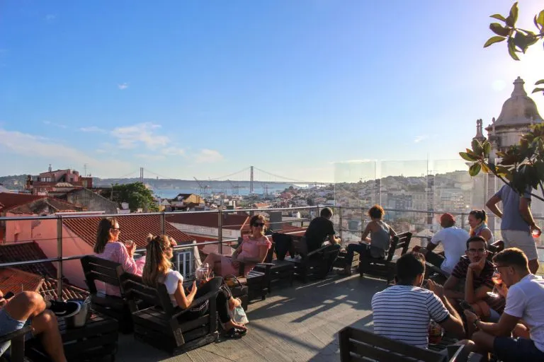 Giro dei pub sui tetti di Lisbona