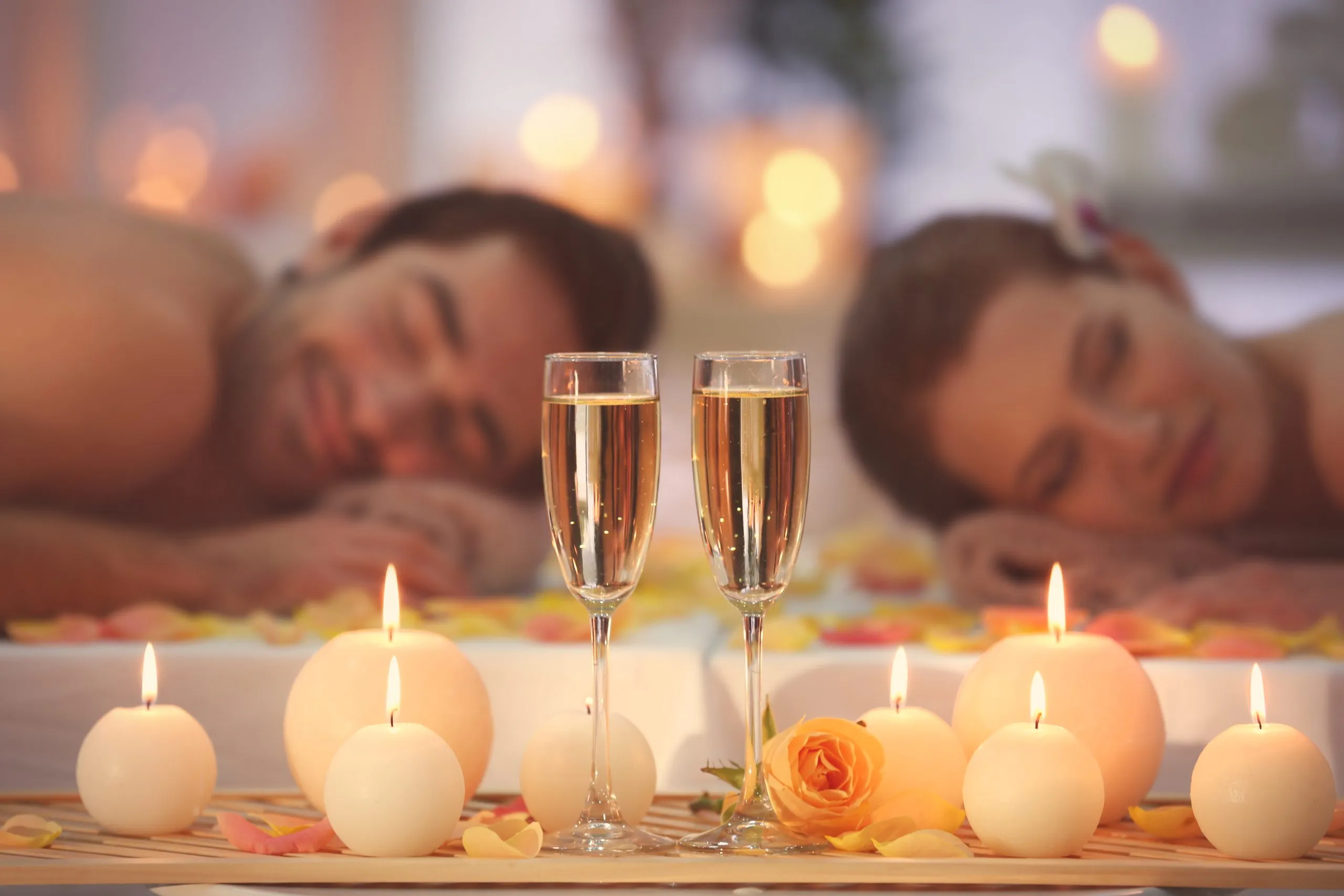 Bella composizione termale con bicchieri e coppia felice sullo sfondo